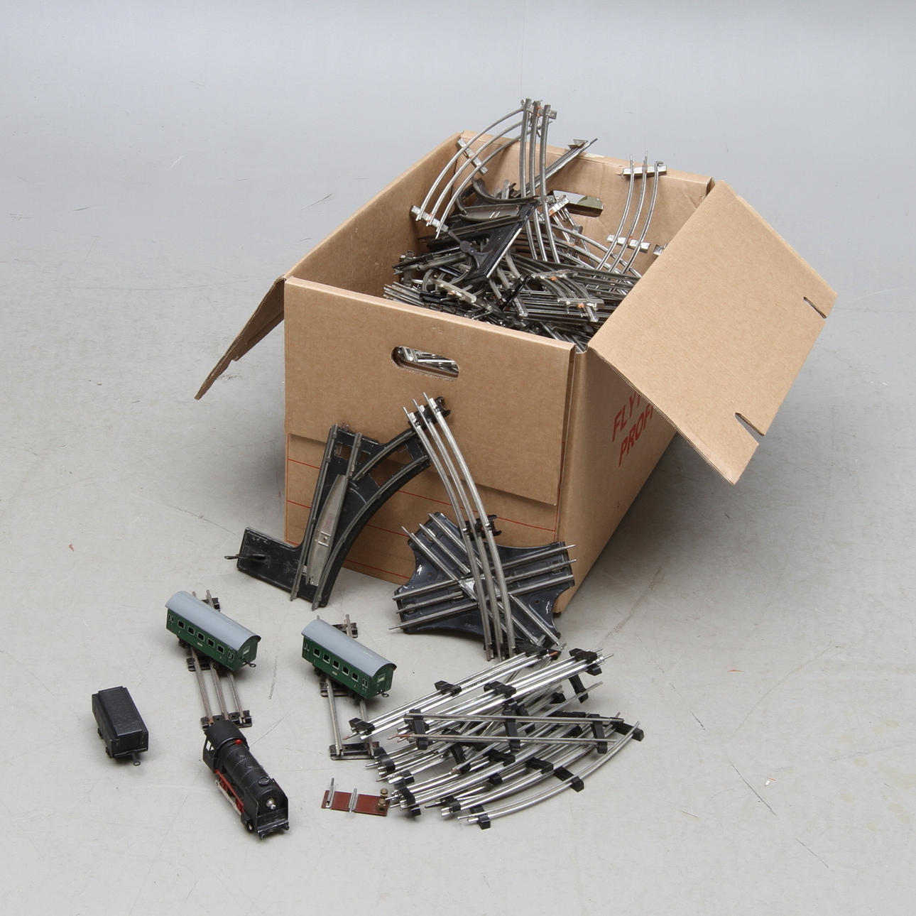 MODELLTÅG räls och växlar skala 0. BUB ånglok med tender och två vagnar, räls rälavstånd 24 mm.