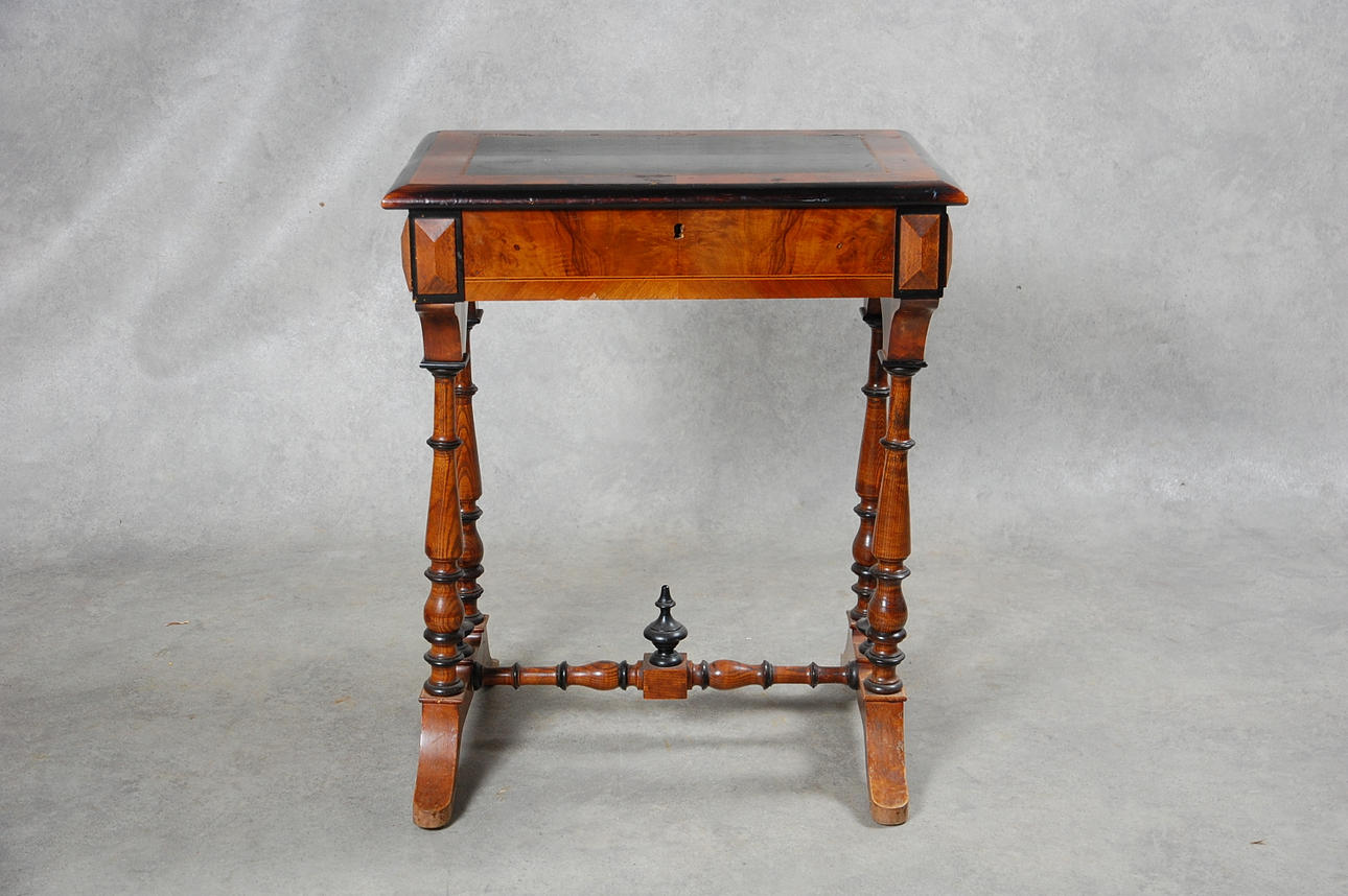 BORD MED LÅDINREDNING, 1800-tal.