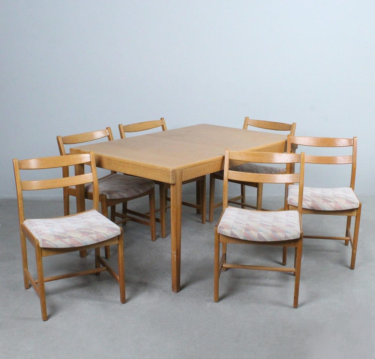 Dining table set - expandable table and 6 chairs, oak, 1970s.