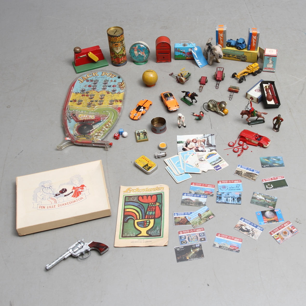 PLÅTLEKSAKER och en del utbordare från 1950 och framåt. Delvis originalkartong.