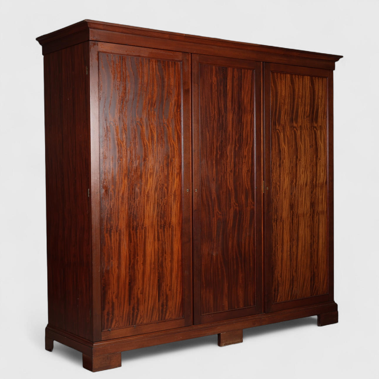 DANISH MASTER CARPENTER. Huge mahogany wardrobe with three compartments and flexible storage, 20th century.