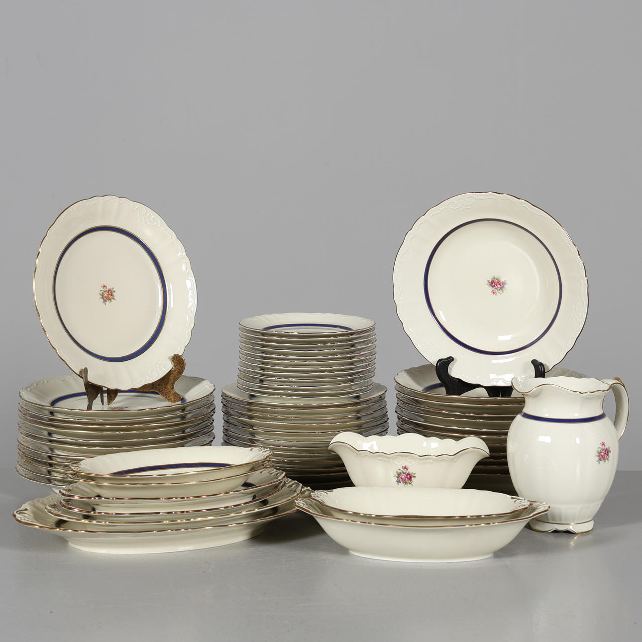 A 58-piece tableware set “Antoinette”, Rörstrand.