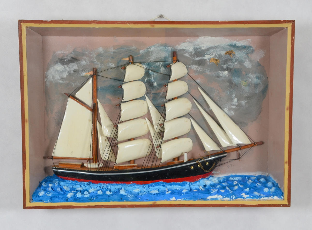 VÄGGRELIEF i form av halvbåtmodell, bemålat trä, 1900-tal.