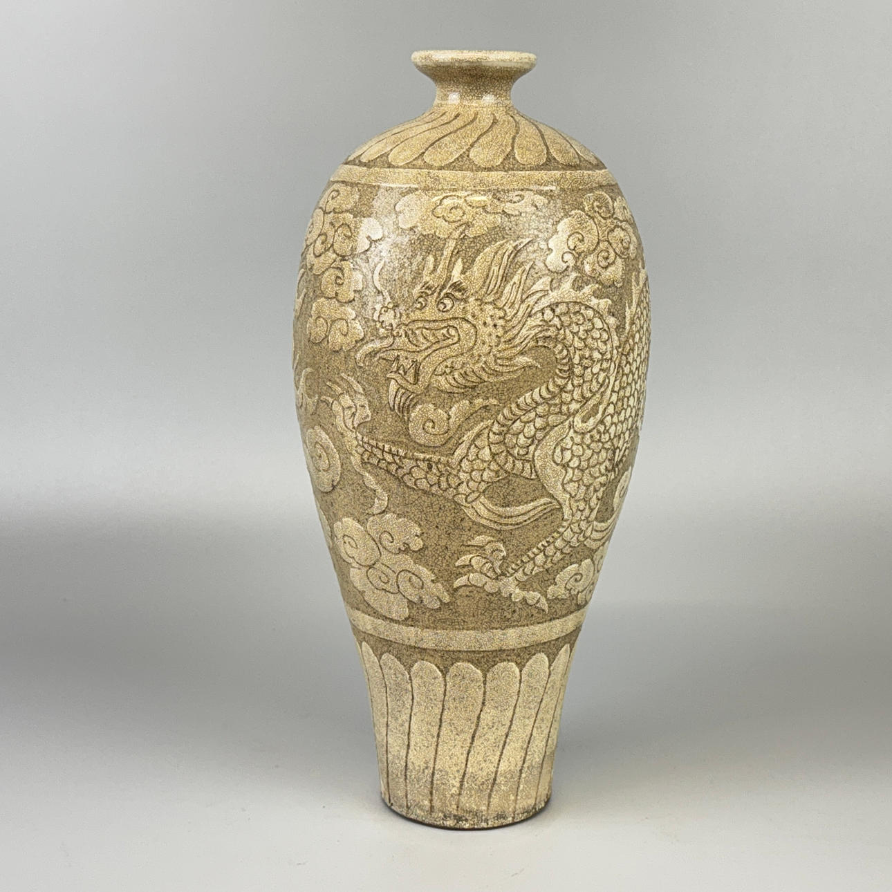 CHINESE CRACKLE GLAZED POTTERY VASE.