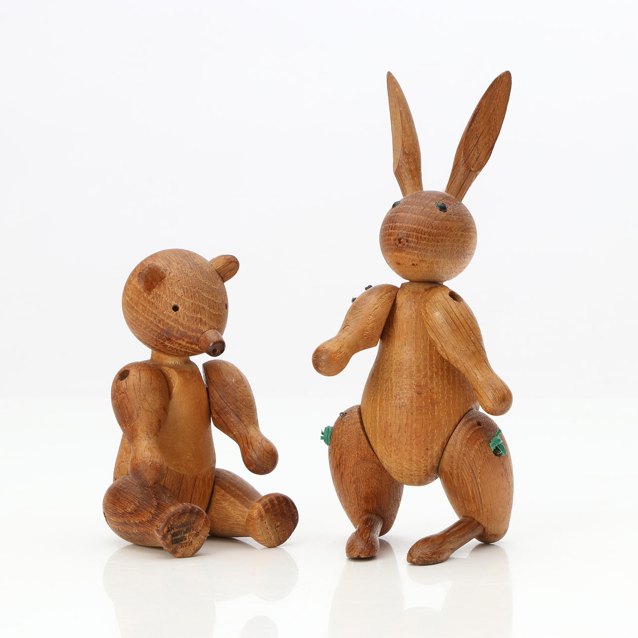 KAY BOJESEN. HOLZFIGUREN, ZWEI STÜCK Ek. Teddybär und Hase. Dänemark, 20. Jahrhundert. Unten markiert. Spielzeug - Anderes Spielzeug