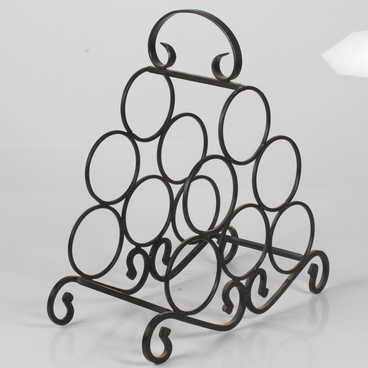 Un botellero forjado del siglo XX.