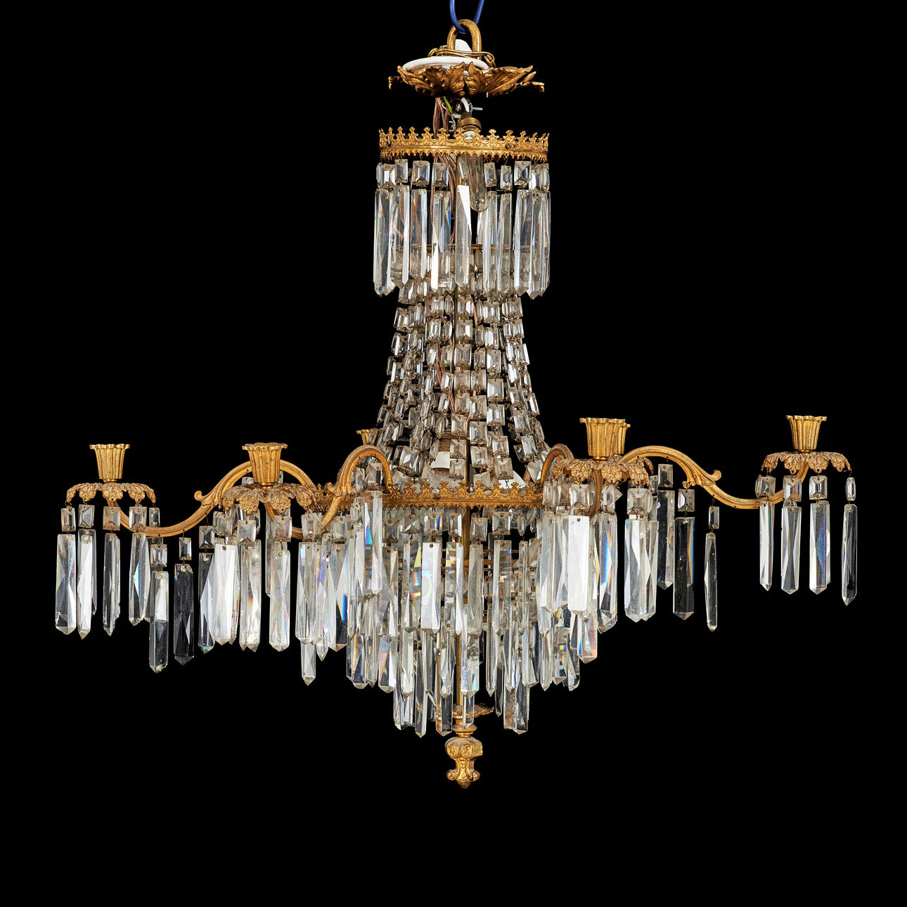A CHANDELIER, Oscarian, 6 candlesticks, 6 light sources, surrounded by different cut prisms.