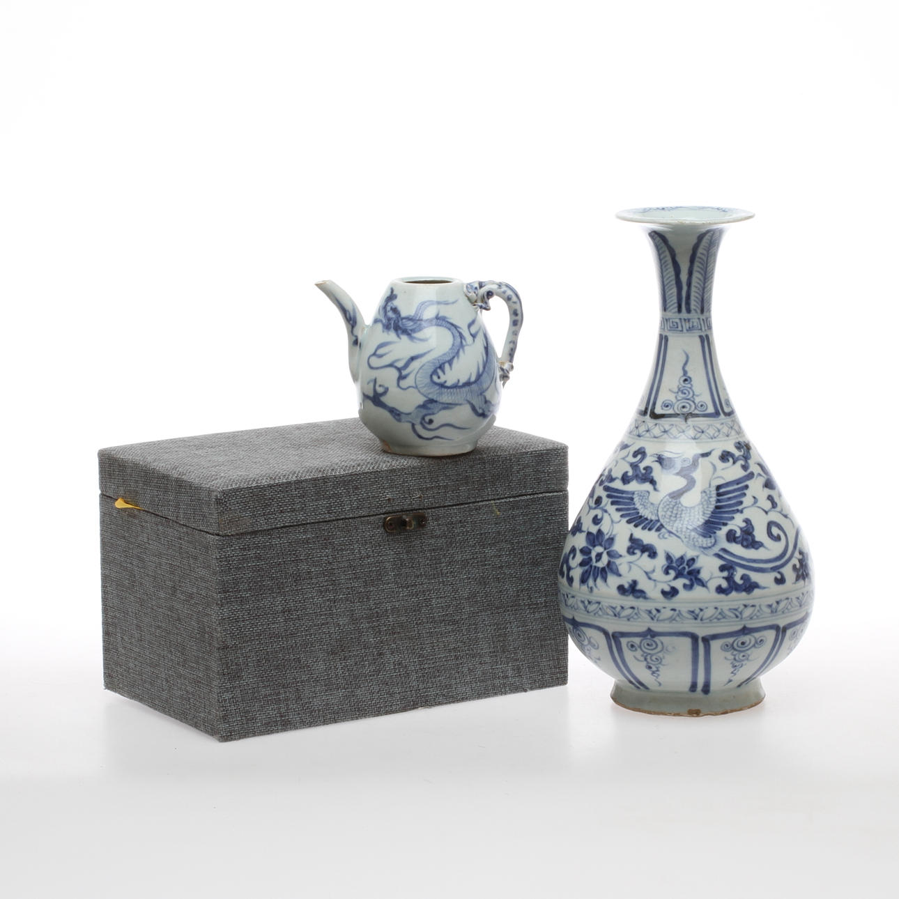 VAS samt TEKANNA, porslin, Kina.