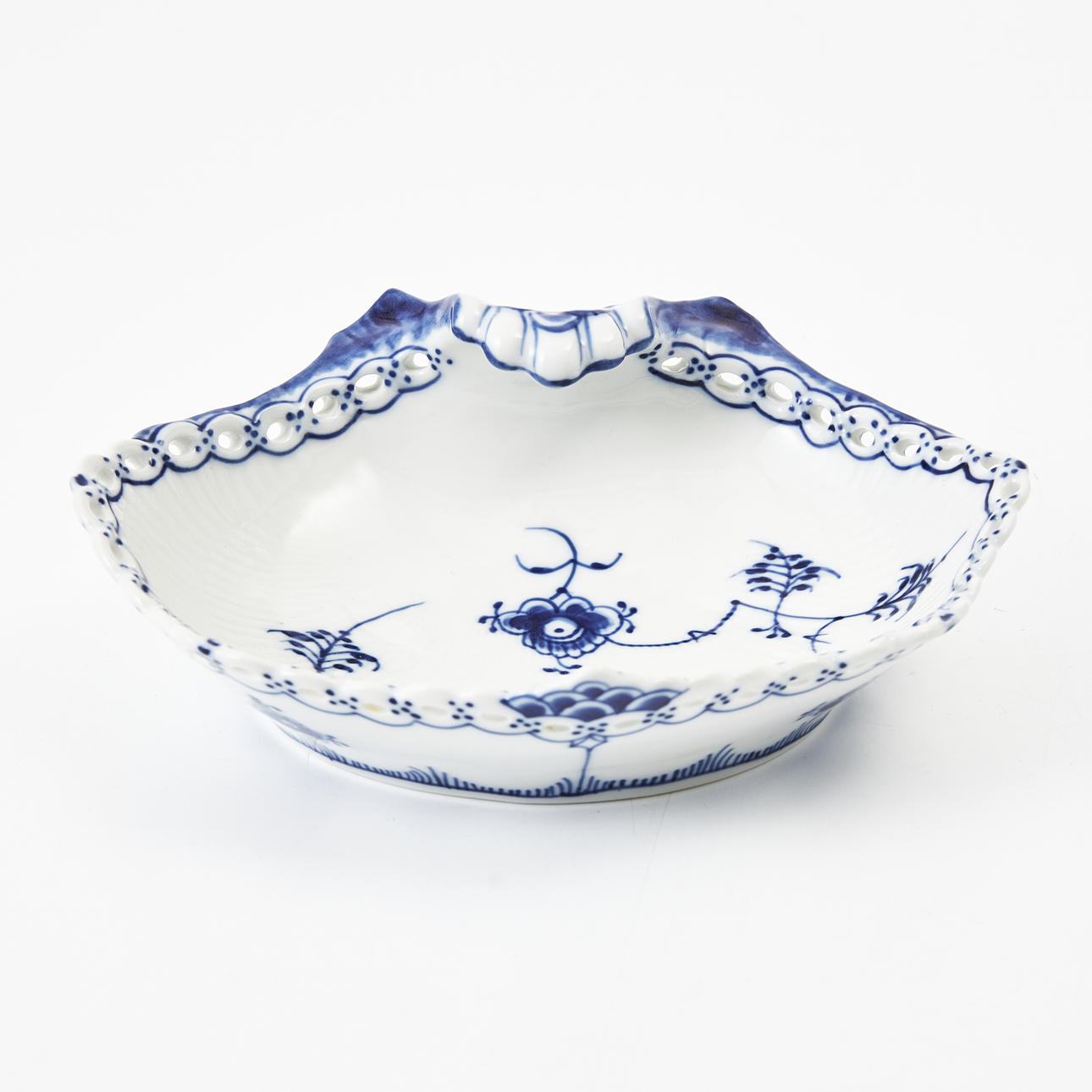 ROYAL COPENHAGEN, seashell dish, model 1047.
