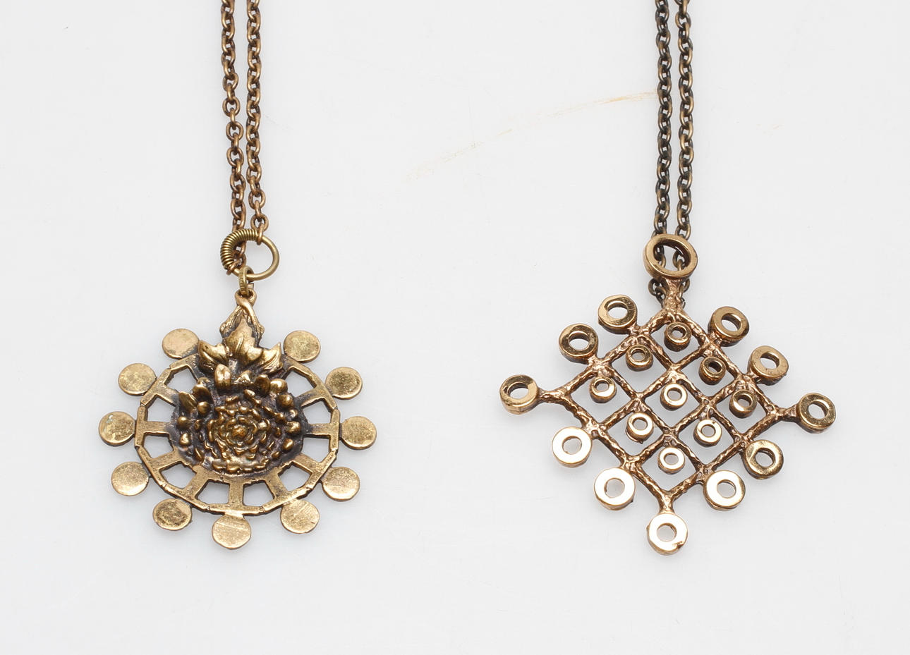 HALSBAND, 2 st, brons, bl.a. Pentti Sarpaneva.