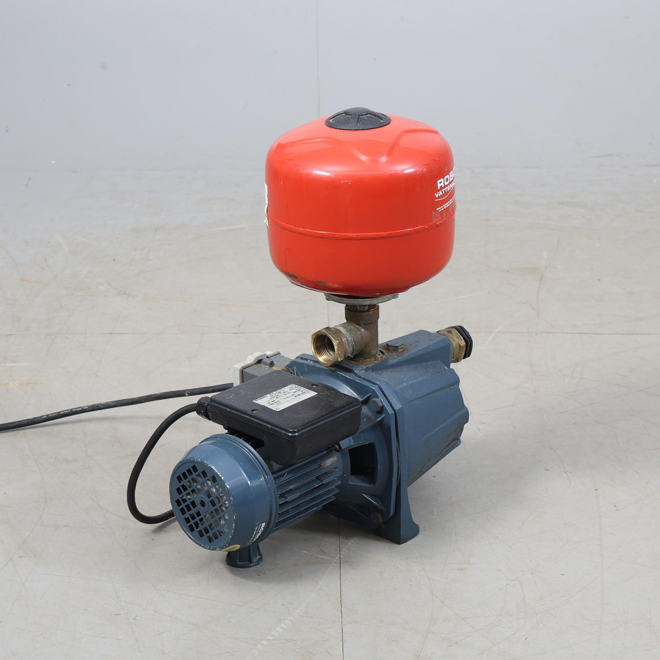 VATTENPUMP, Robota, samtida.