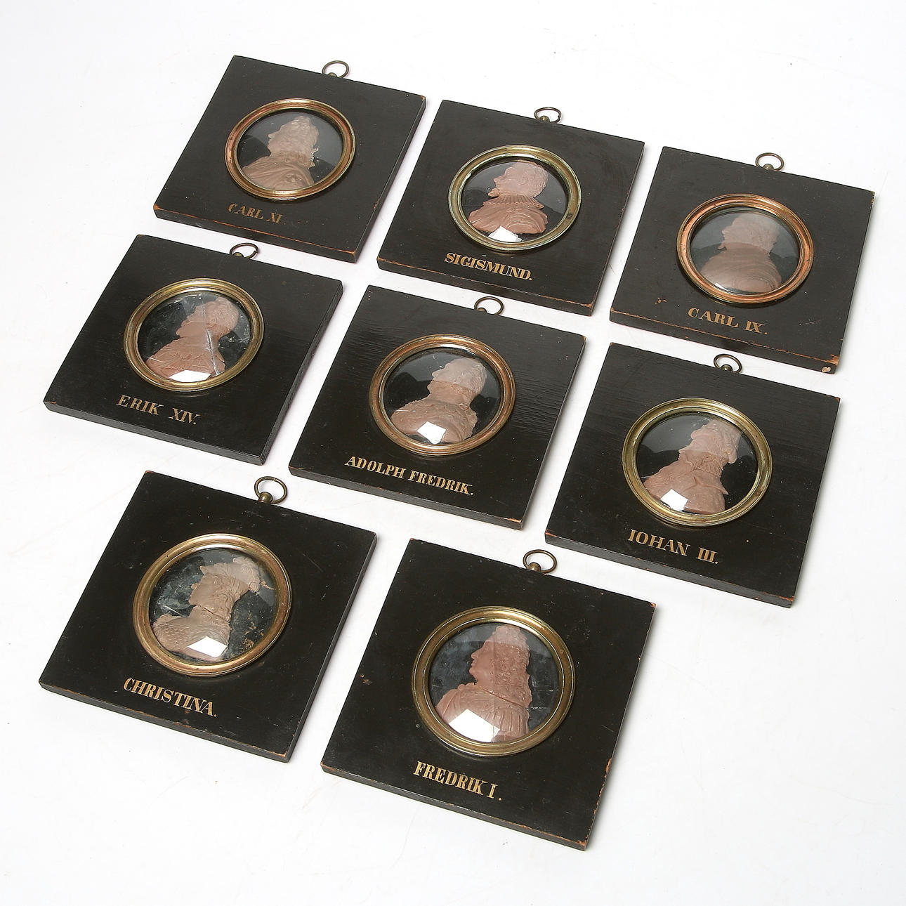 MINIATYRTAVLOR, 8 st, reliefer. Kungaporträtt. 1800-tal.