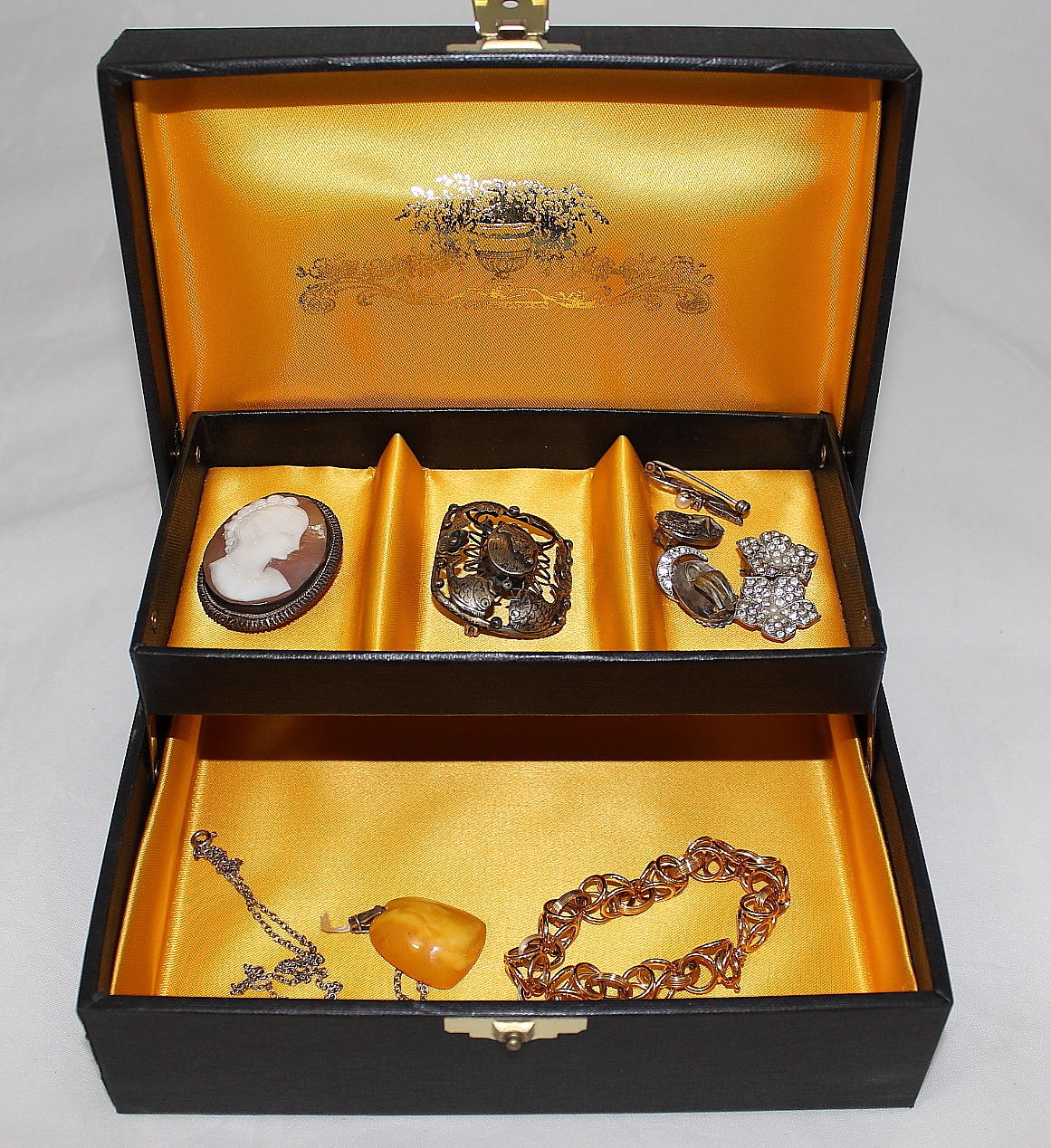 BROSCHER och HALSBAND, silver.