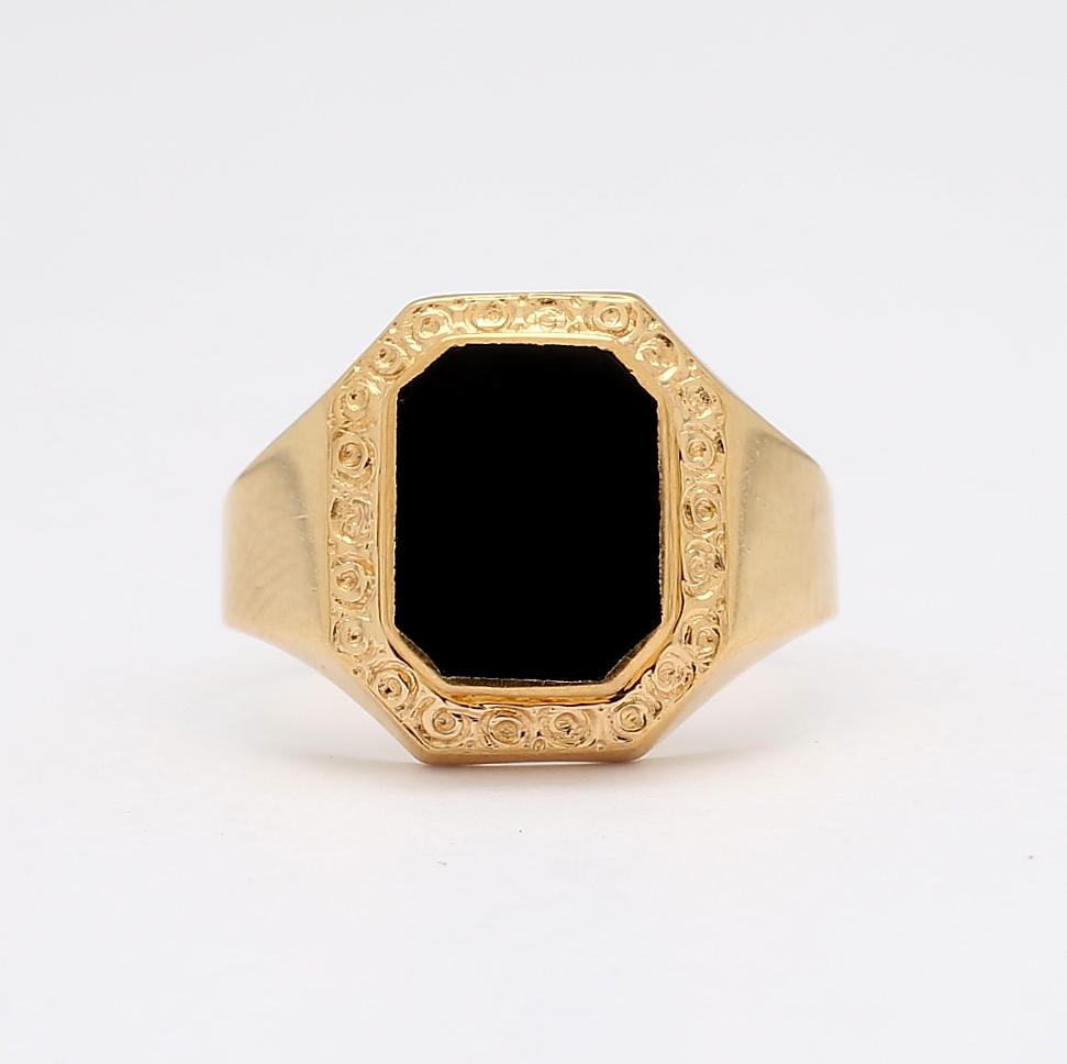 RING, med svart sten, 18 k.