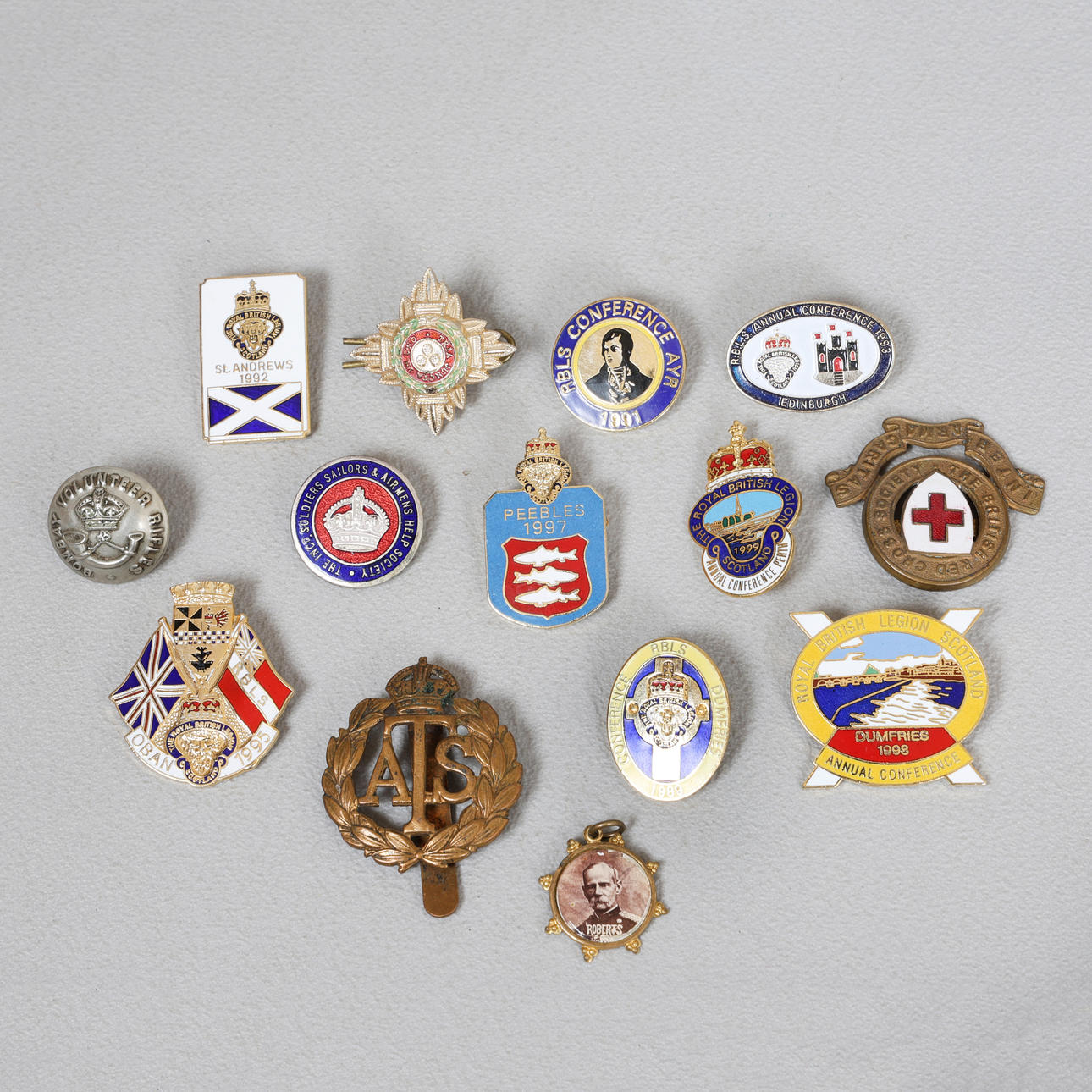 A COLLECTION OF BRITISH MILITARY AND COMMEMORATIVE BADGES AND PINS (QTY ...