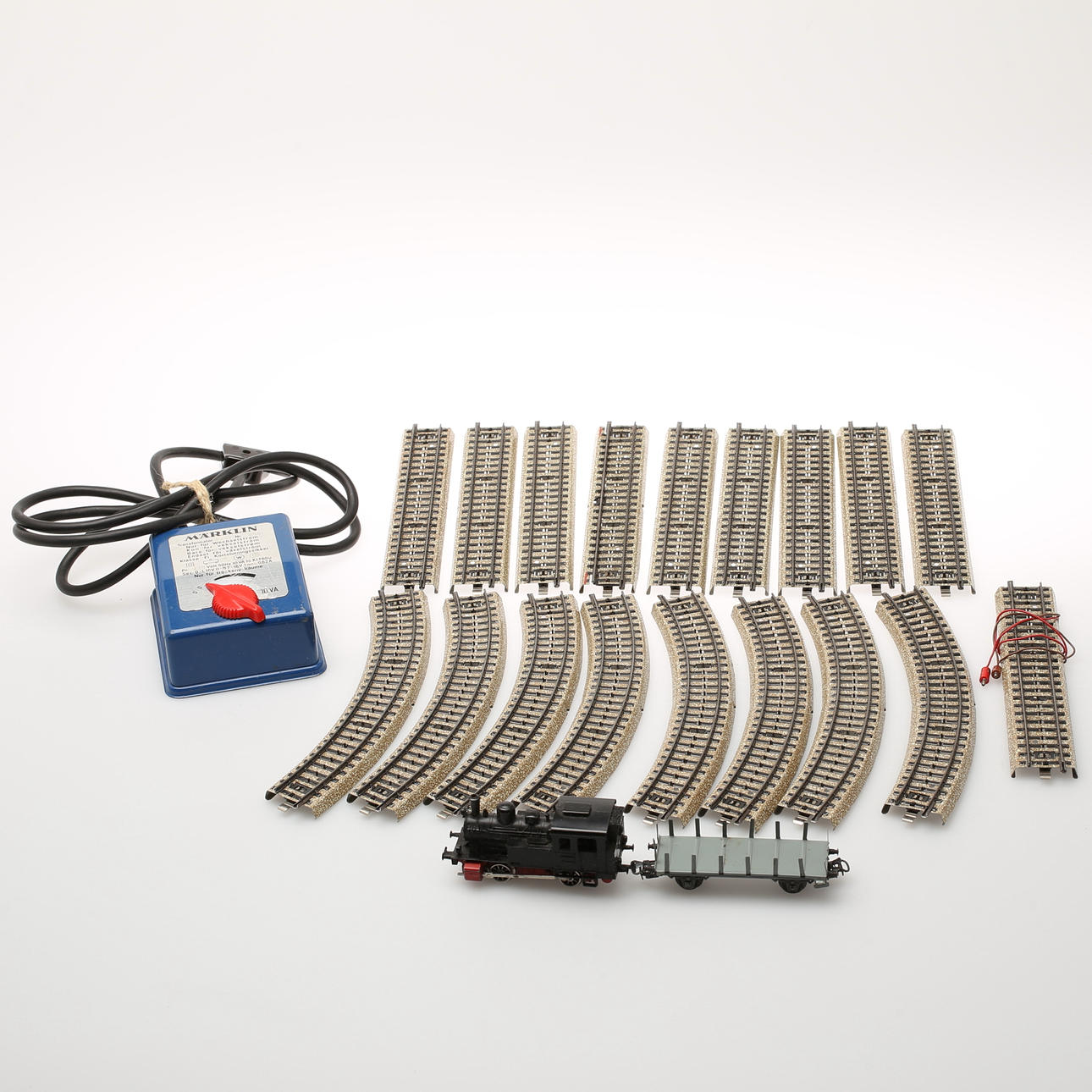 MODELLJÄRNVÄGSRÄLLS, ÅNGLOK OCH GODSVAGN. Märklin.