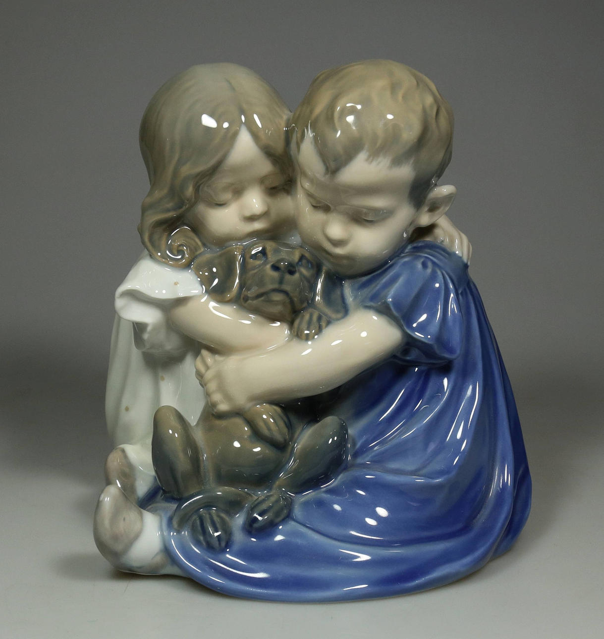 PORSLIN STATYETT ”TVÅ BARN MED TAX”, ROYAL COPENHAGEN.