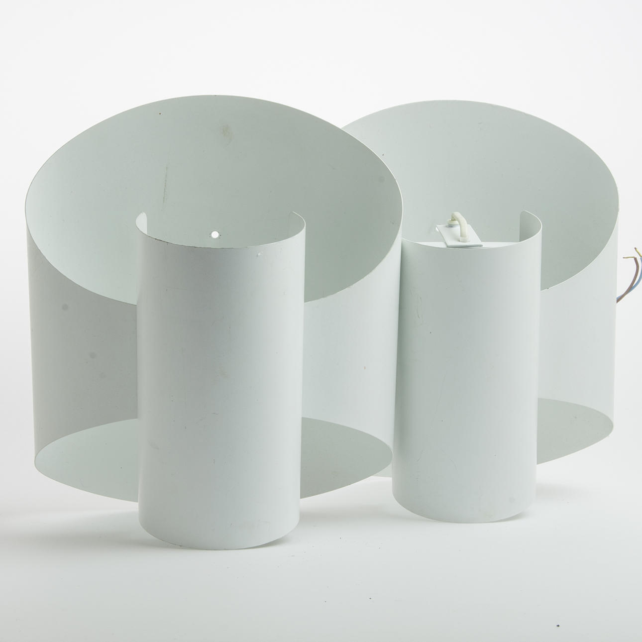 VÄGGLAMPOR, 1 par, vitlackerad plåt.