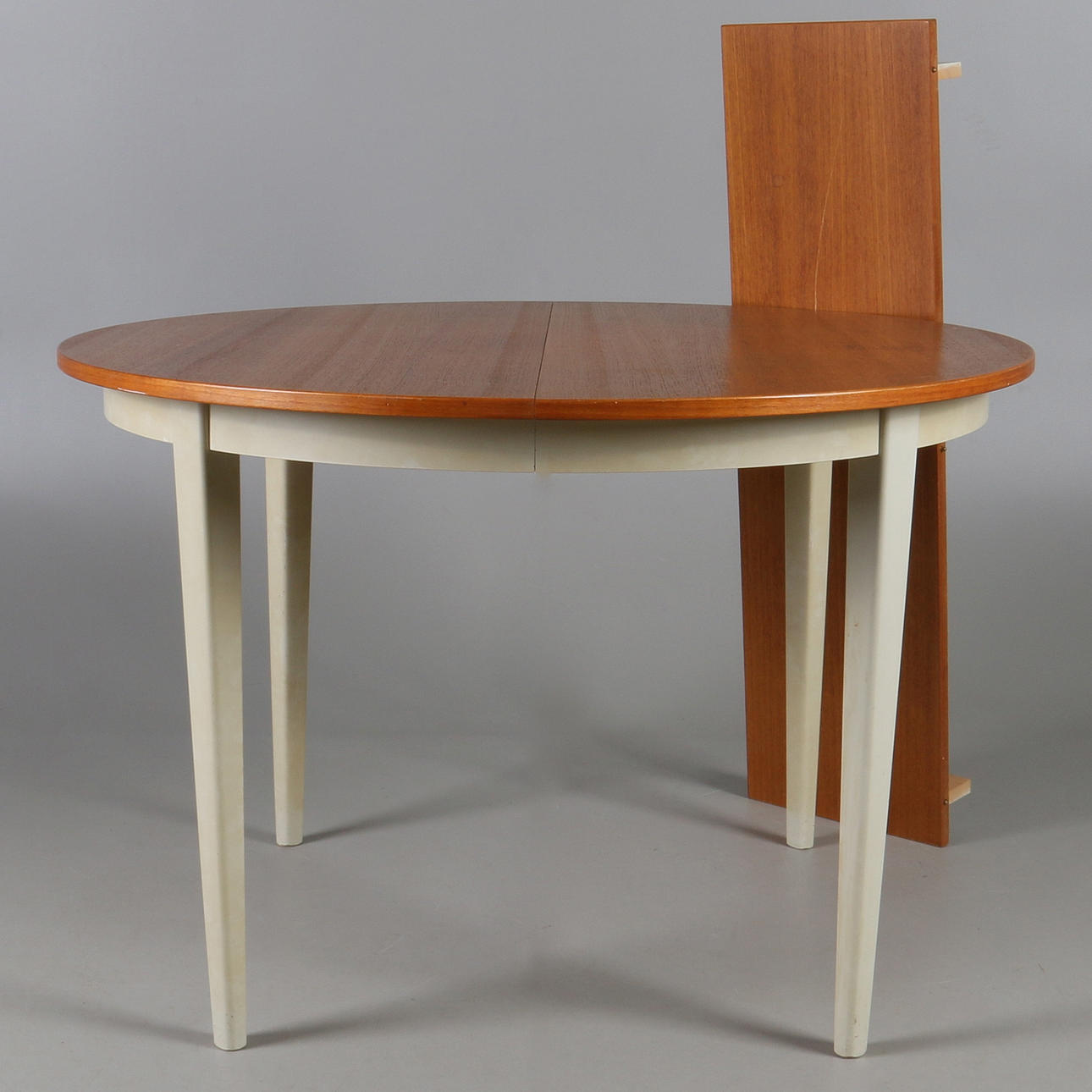BORD, med skiva i teak samt iläggsskiva, 1900-talets andra hälft.