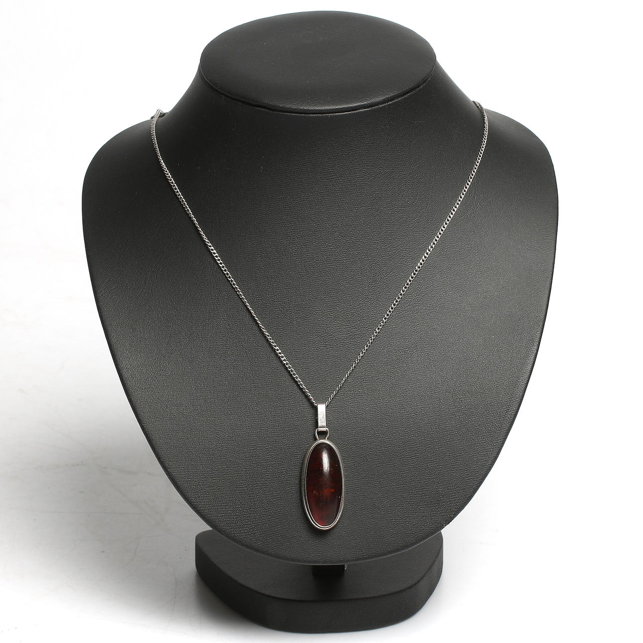 HALSBAND med SMYCKE, silver, bärnsten, totalvikt 9 gram.