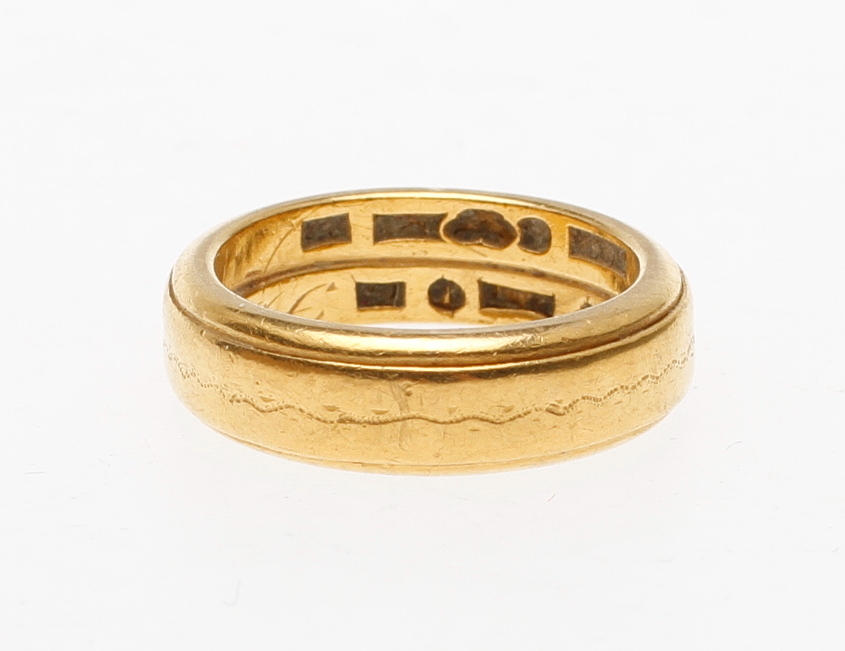 RING, 23k guld, vikt ca 9,6 gr.