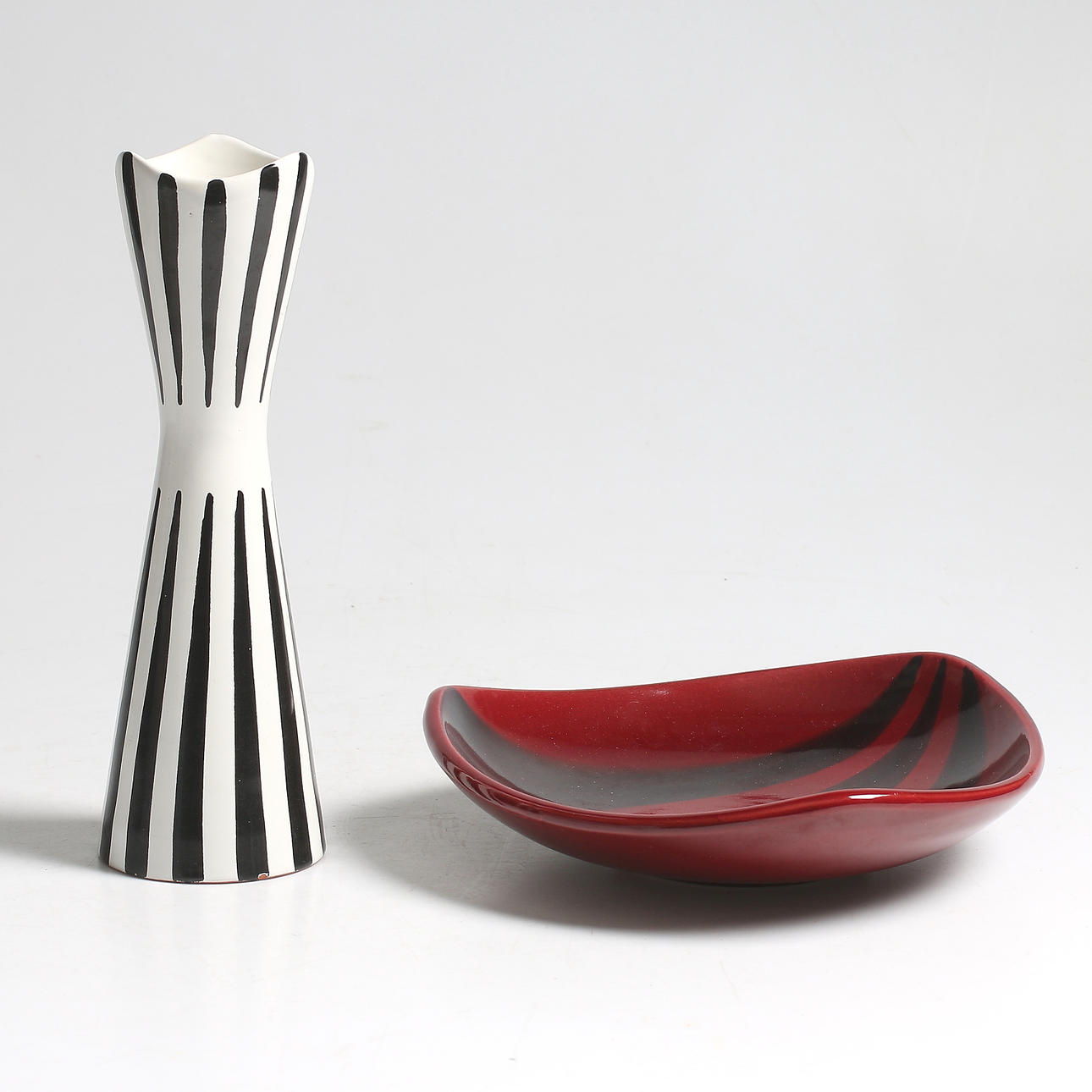 VAS OCH FAT, 2 delar, keramik,"Rött Band", Hjördis Oldfors och modell "1034/136", Marie Simmulson, Upsala-Ekeby, 1950-tal.