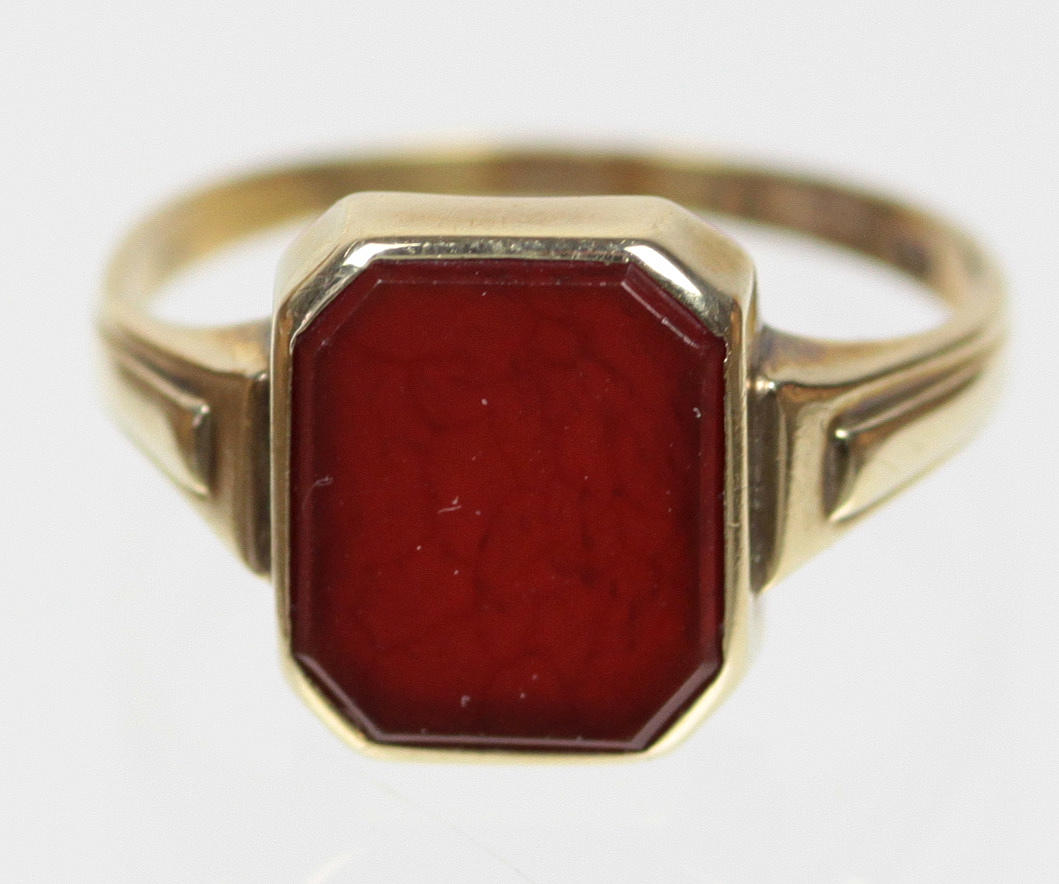 CARNELIAN RING, art deco, 333 gult guld.