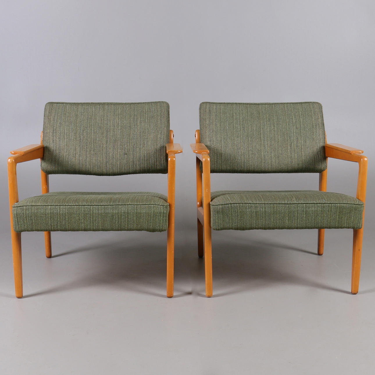 KARMFÅTÖLJER, ett par, stomme i bok, 1940/50-tal.