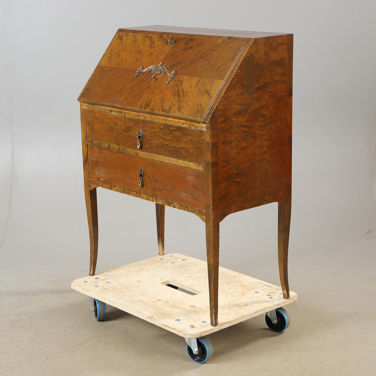 Eine Sekretärin mit Birkenklappen, erste Hälfte des 20. Jahrhunderts.