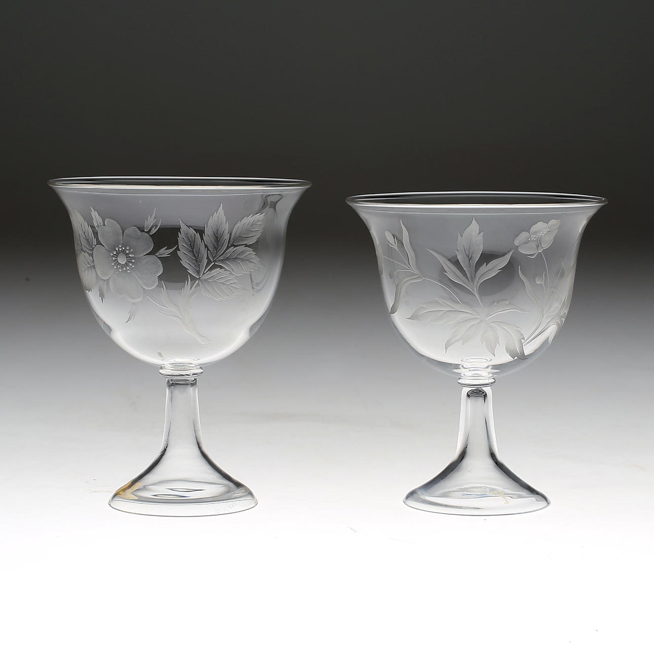 KRISTALLSKÅL, 2 st, Lisa Bauer, Kosta, numrerad 95/475 och 167/475, signerad.