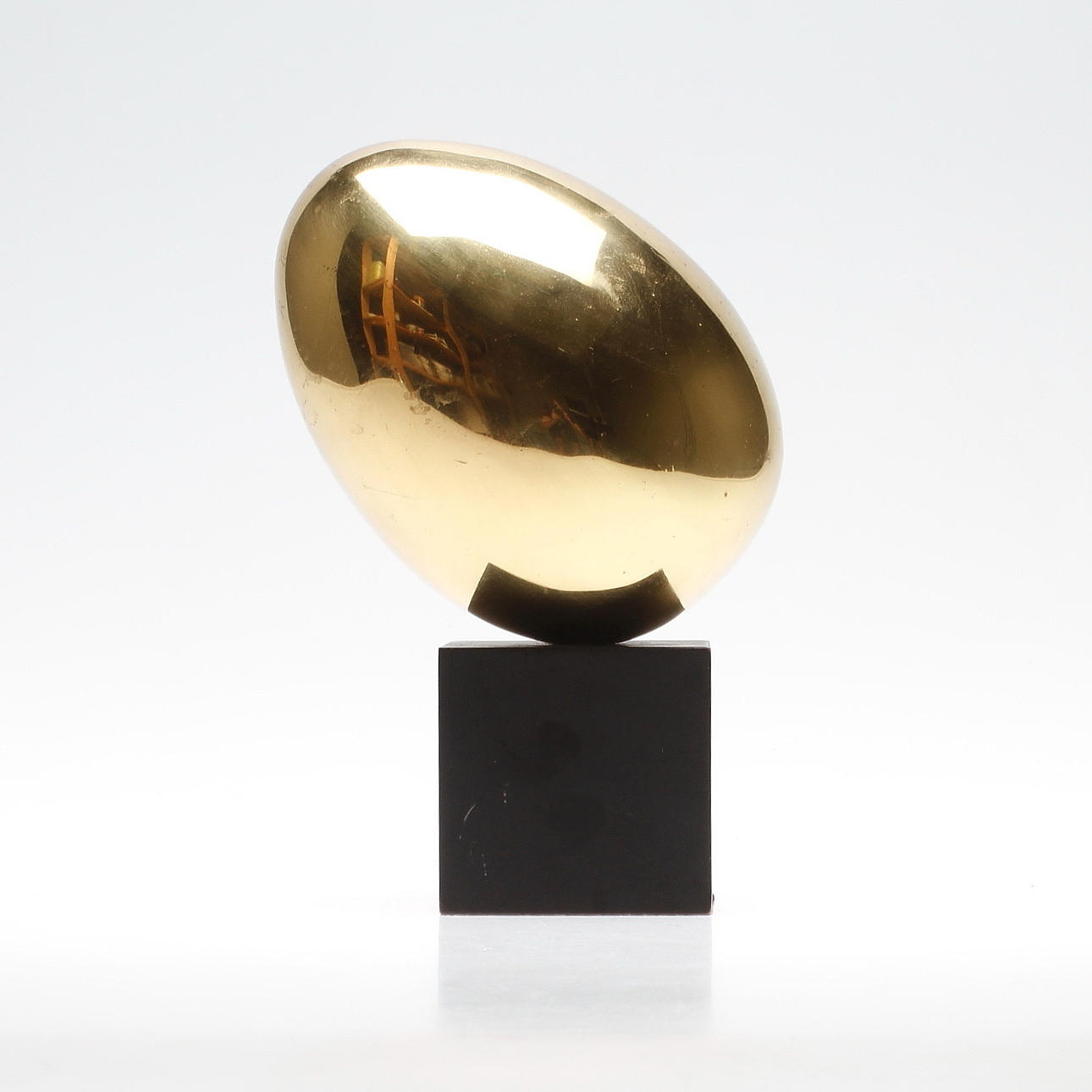 OIDENTIFERAD KONSTNÄR. Skulptur, ägg på svärtad sockel. Mässing, 1900-tal.