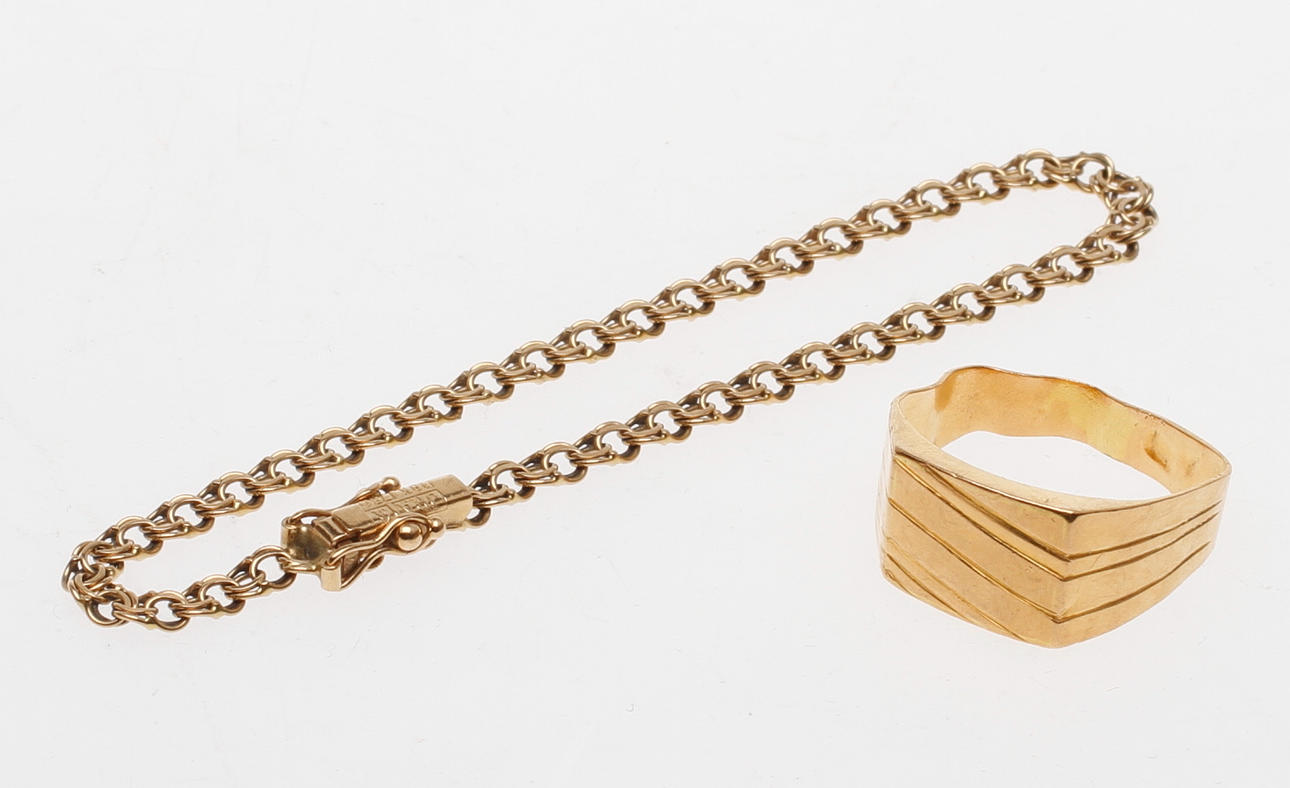 ARMBAND samt KLACKRING, 18k guld, vikt ca 10,6 gr.