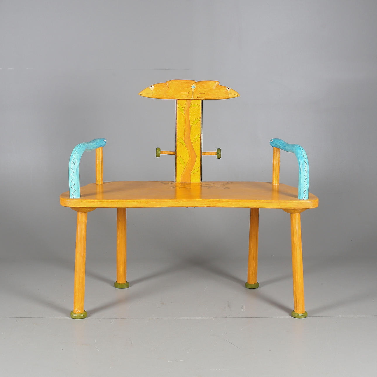 TOMAS SKIMUTIS. Bänk, olika träslag, bemålad samt dekorerad med rikt djurliv, signerad samt daterad 2008.