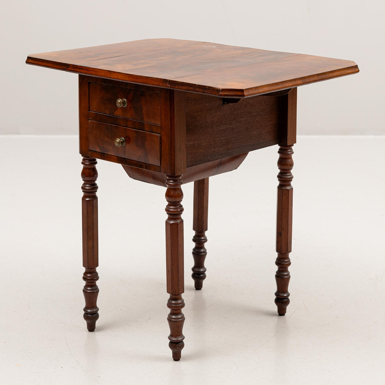 Mesa plegable de caoba del siglo XIX.
