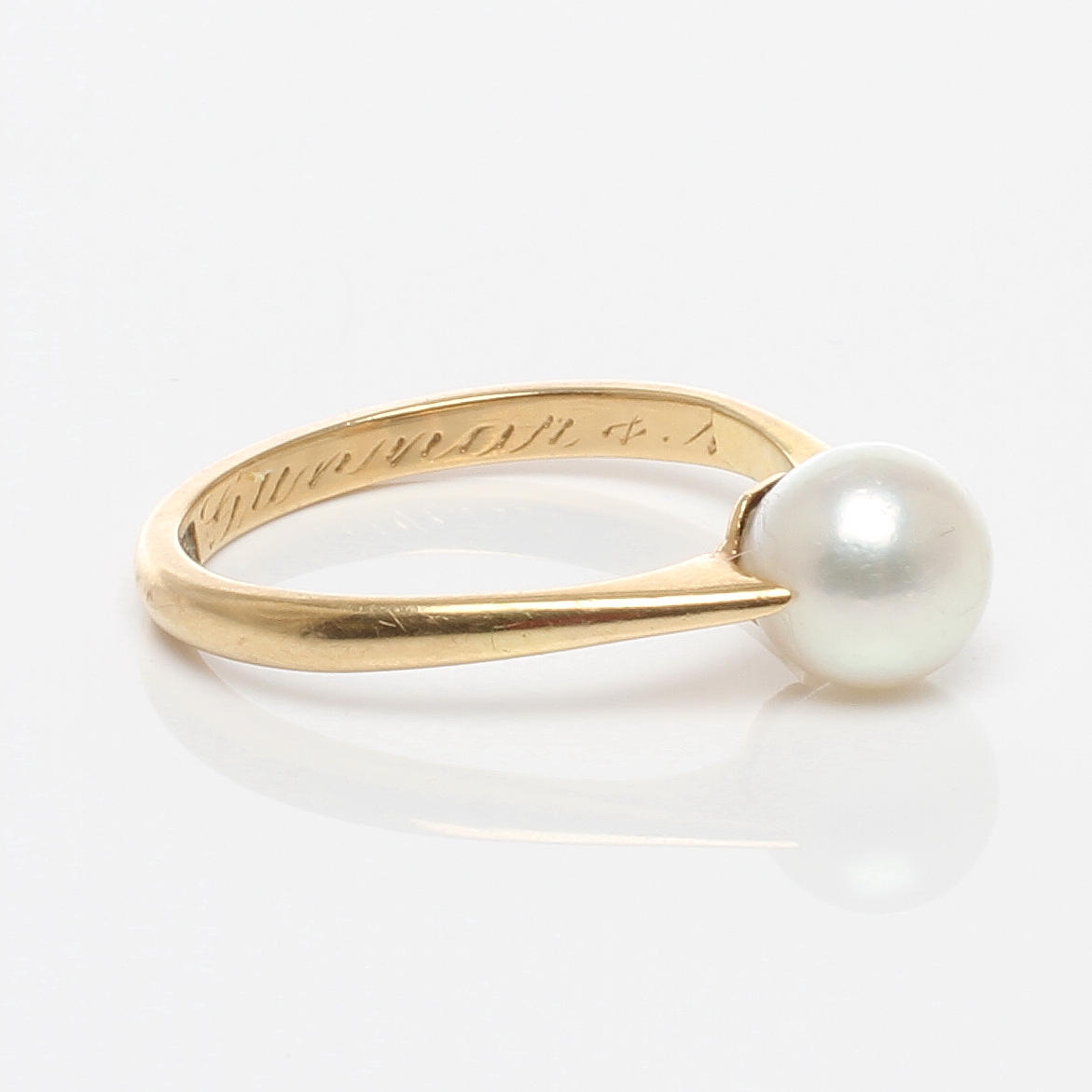 RING, 18k guld med odlad pärla, otydliga stämplar, 1900-tal.