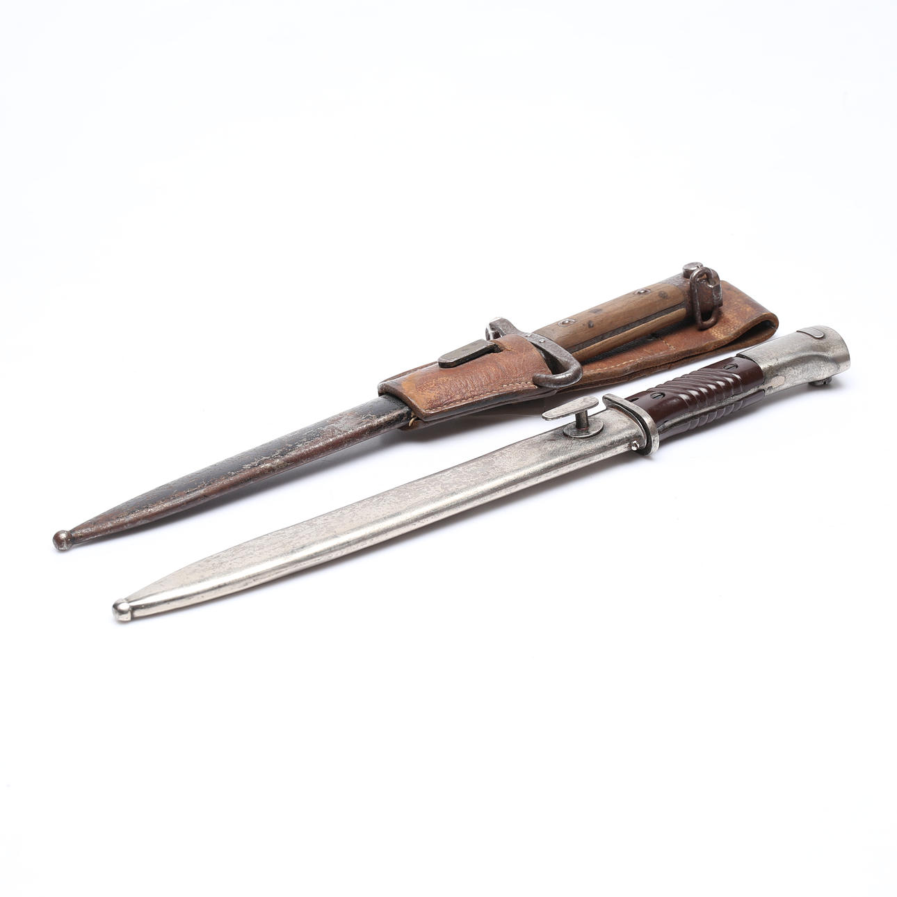 Zwei Bajonette aus dem 20. Jahrhundert.