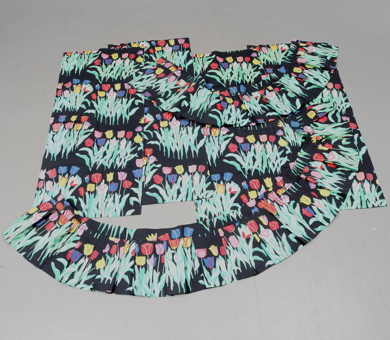 GARDINER, 4 längder samt 2 kappor, "Tulpan", Josef Frank, Firma Svenskt Tenn.