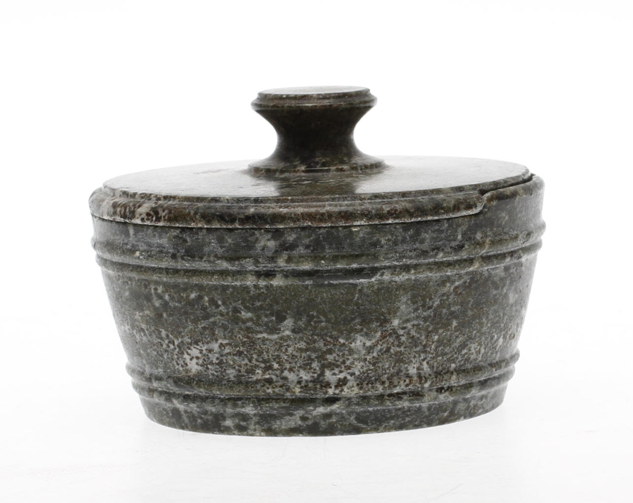 SMÖRASK MED LOCK, kolmårdsmarmor, 1800-tal.