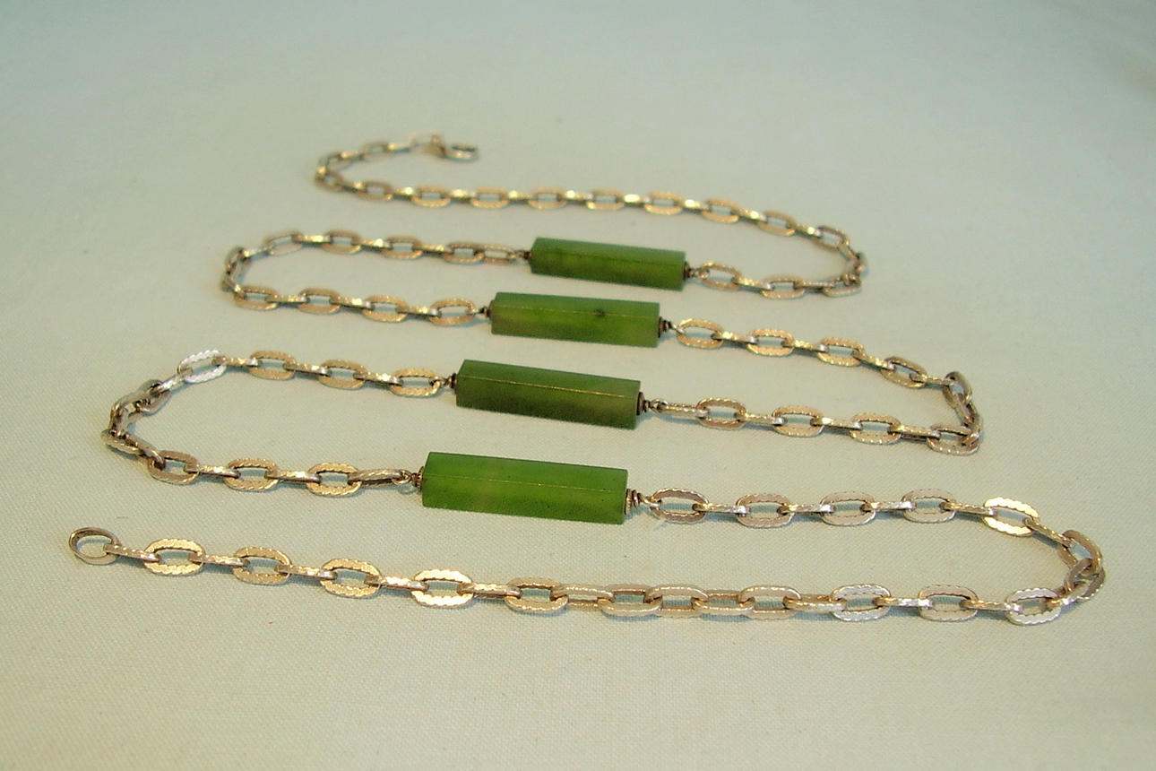 CHARLESTON HALSBAND MED JADE längd 74 cm.