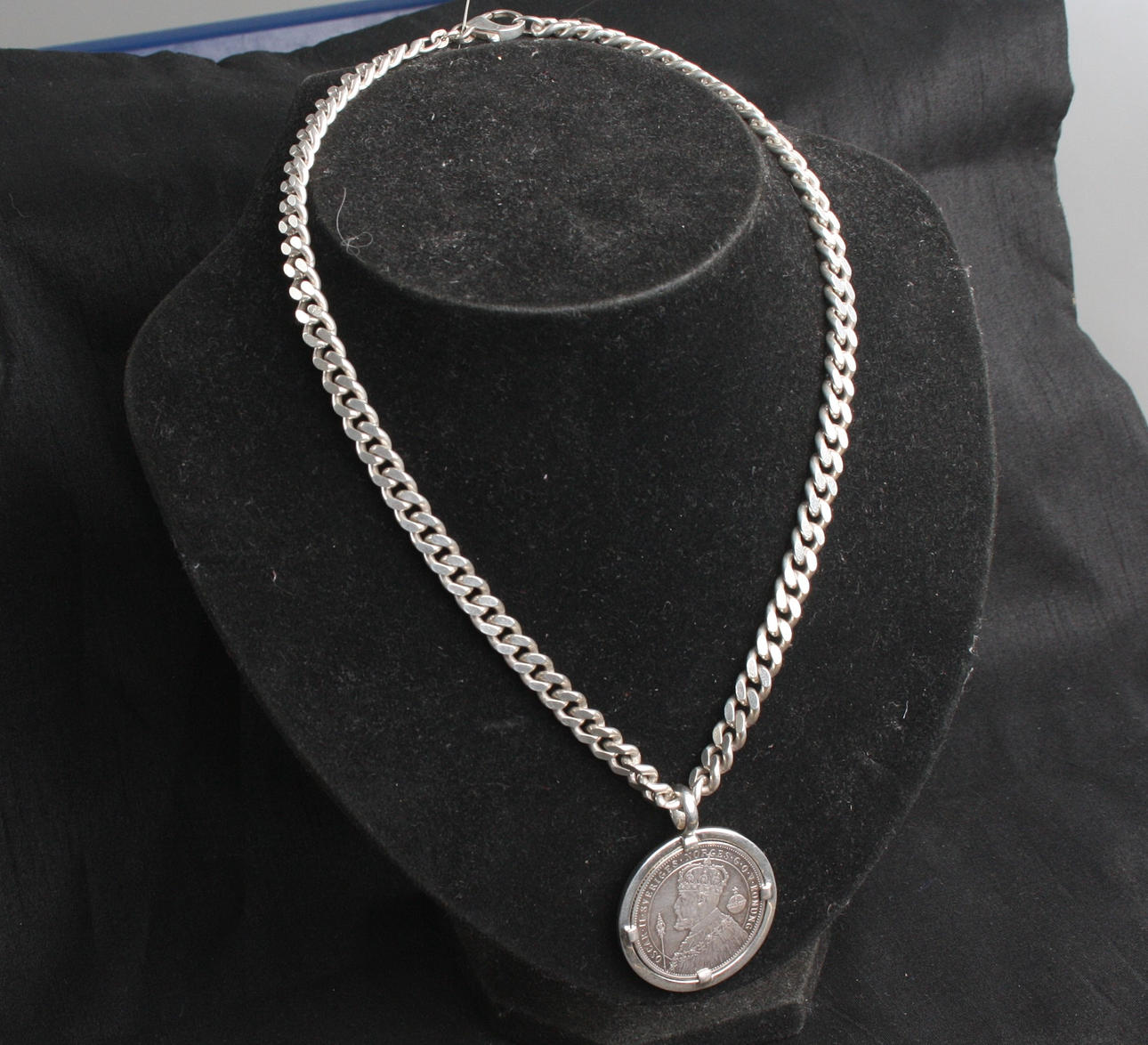 HALSBAND med HÄNGE, silver, vikt ca 75,8 gram.