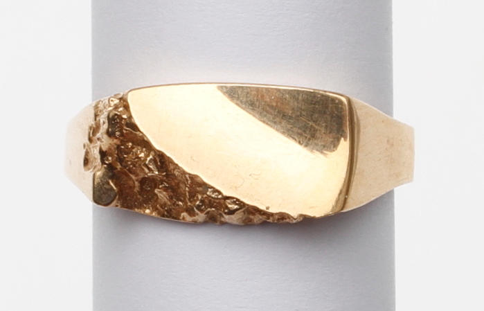 RING, 18k guld, vikt ca 3,2 gr.