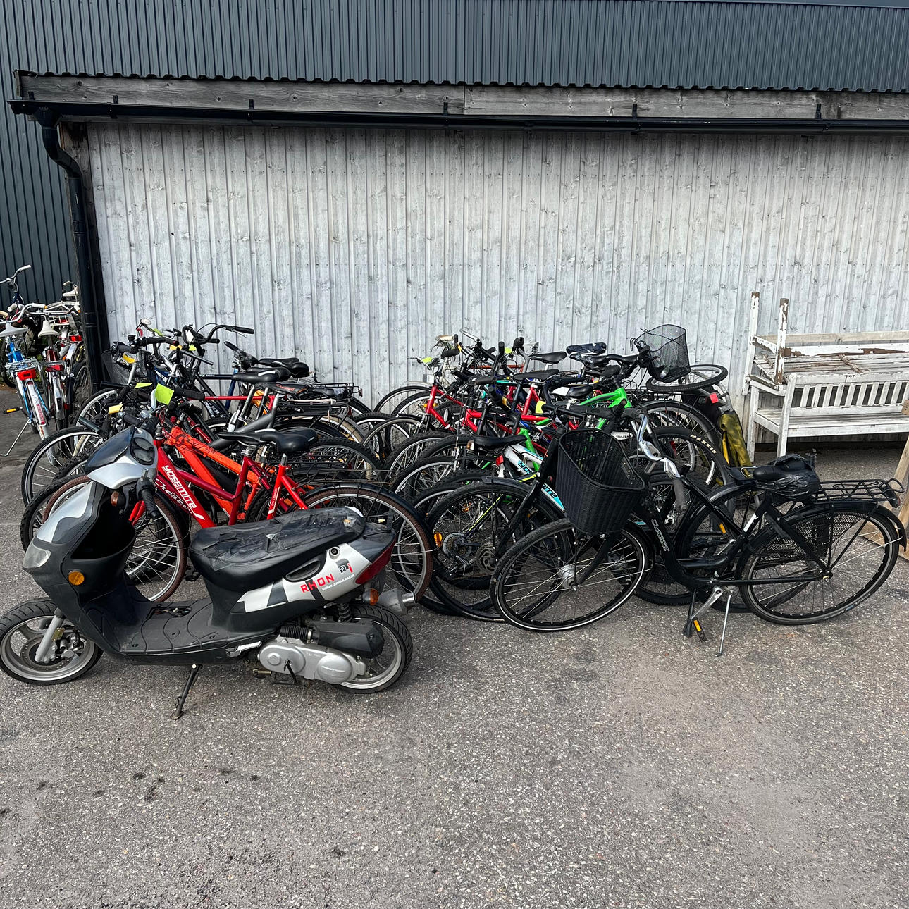 BICYCLES, one lot, 2024-HG25417-1.
