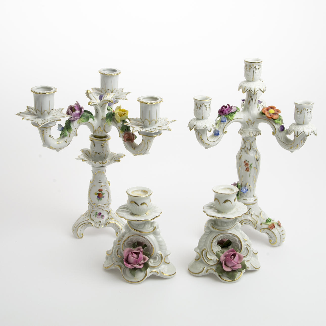 KANDELABRAR SAMT LJUSSTAKAR, 4 stycken, porslin, Dresden.
