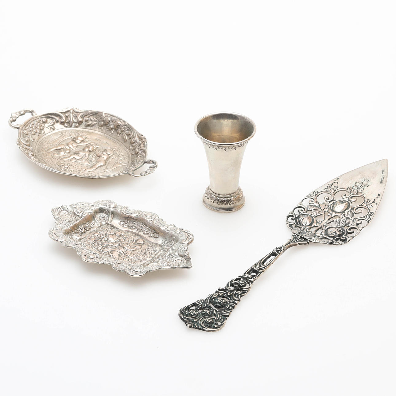 COLLECTION SILVER OBJECTS, 4 pieces, cookie spade, saucer and cup.
