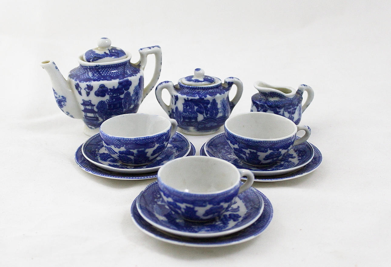 BARNSERVIS, 12 dela, porslin, Kina.