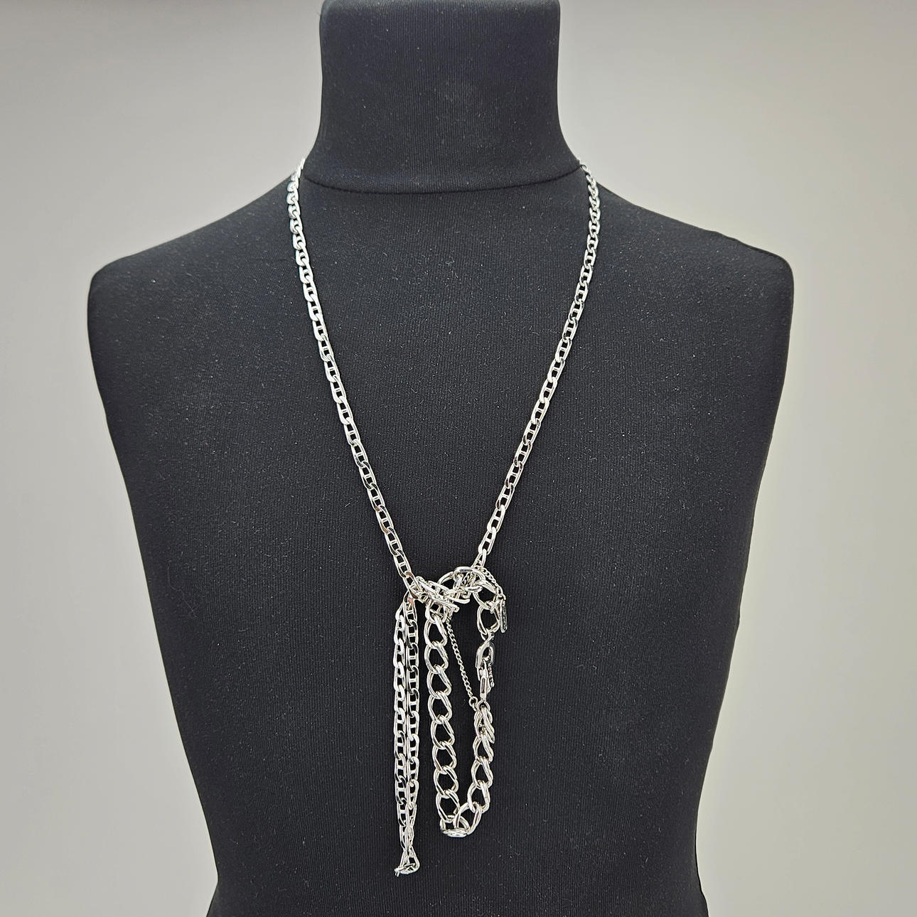 A WHITE METAL NECKLACE AND BRACELET, Monet.