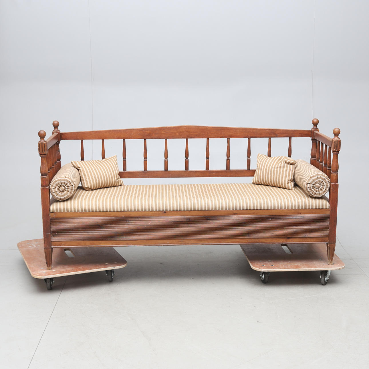 En antik sofa, 19. århundrede.