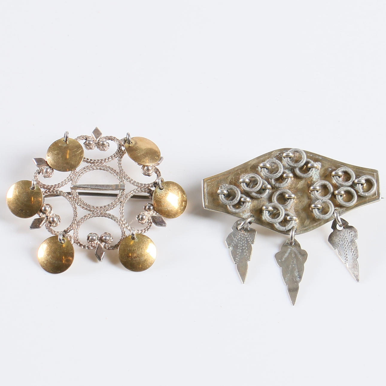 DRÄKTSMYCKEN, 2 st. Silver, delvis 1903.