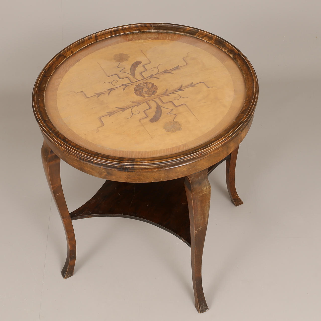 BORD, runt med glasskiva och intarsia.