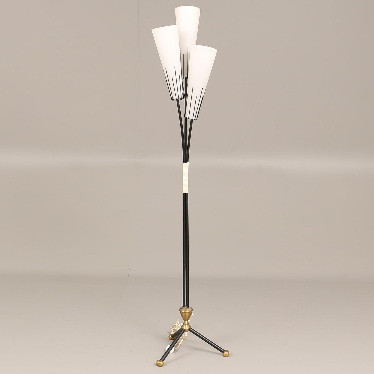 GOLVLAMPA. Svartlackerad med mässingsdetaljer, 3 ljuspunkter, 1950/60-tal.